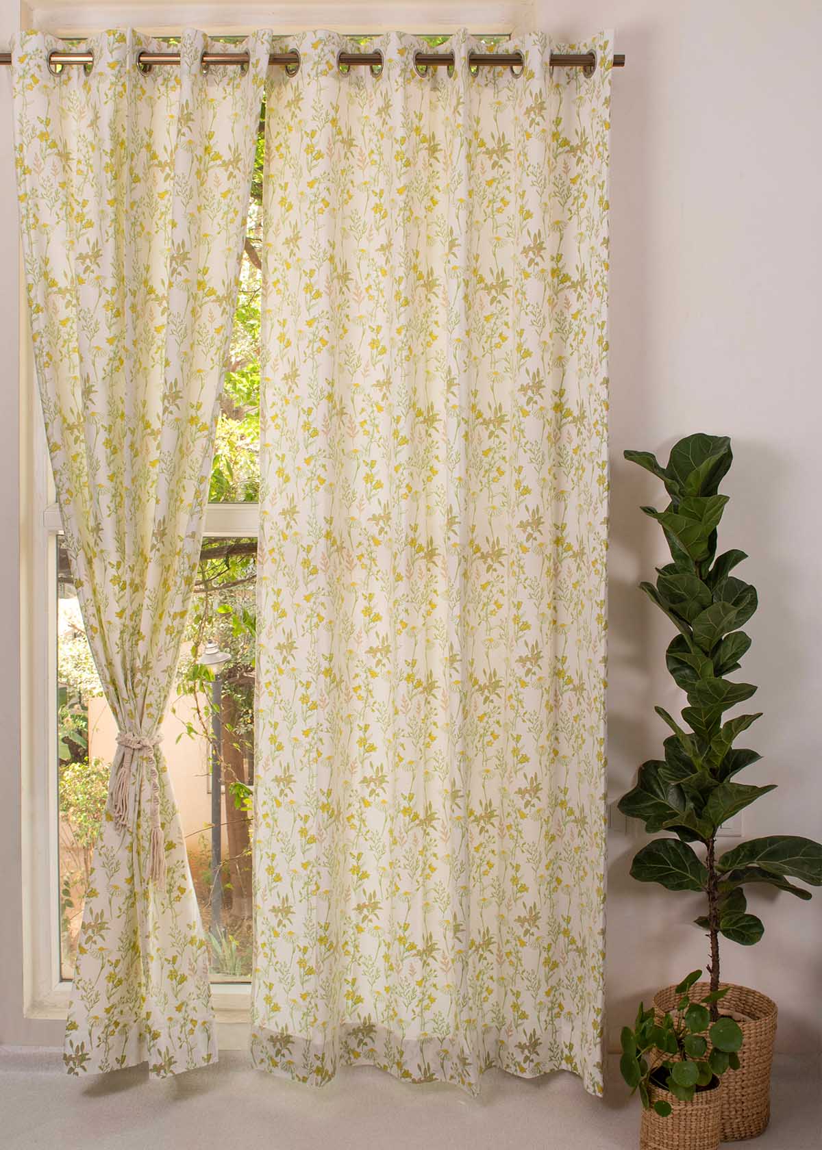 Tulip Garden 100% cotton floral curtain for kids room, living room & bed room - Room darkening - Pack of 1